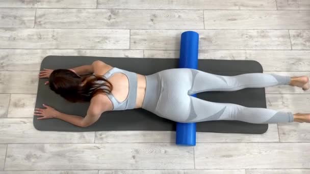 Mfr Una Joven Atleta Rueda Sus Cuádriceps Sobre Rodillo Espuma — Vídeo de stock