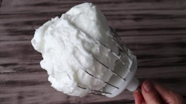 믹서가 흰자위를 두꺼운 마시멜로 크림의 질감으로 내리쳤다 — 비디오