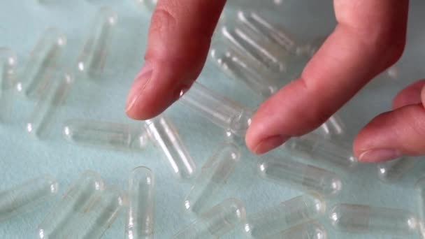 Lege Capsules Voor Voedingssupplementen Hand Van Een Vrouw Een Blauwe — Stockvideo