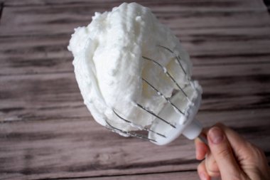 Yumurta beyazlarını çırpın, çırpın, krema yapın..