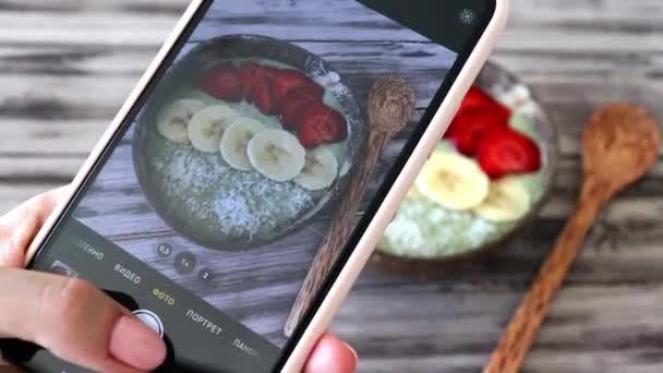 Frau Macht Ein Foto Von Ihrem Frühstück Auf Ihrem Handy — Stockvideo