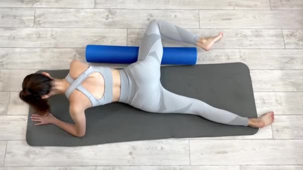 Relaks Mięśni Wałkiem Piankowym Podczas Treningu Fitness Rolling Fasciae Wewnętrznej — Wideo stockowe