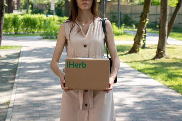 Irpen Ukraine June 2120222 一位妇女从Iherb站点将一个包裹从邮局带回家 说明性编辑 — 图库照片