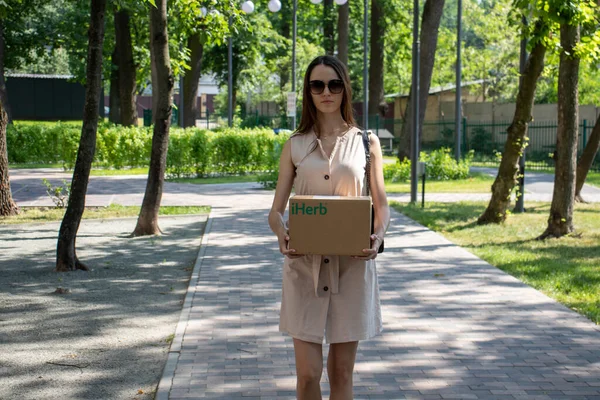 Irpen Ukraine June 2120222 一位妇女从Iherb站点将一个包裹从邮局带回家 说明性编辑 — 图库照片