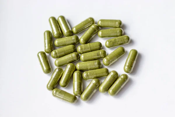 Zbliżenie Zielony Ziołowy Proszek Kapsułka Tabletki Izolowane Białym Tle Widok — Zdjęcie stockowe