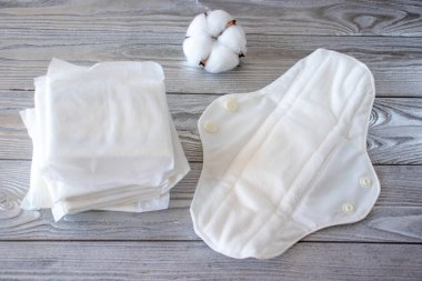 Tekrar kullanılabilir ve tek kullanımlık pedlerin karşılaştırılması. Plastik kirliliği durdurun. Sıfır Atık Yaşam Tarzı