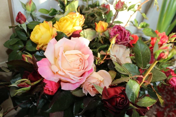 Ένα Μεγάλο Μπουκέτο Μικτά Πολύχρωμα Τριαντάφυλλα Κόκκινα Τριαντάφυλλα Κίτρινα Ροζ — Φωτογραφία Αρχείου