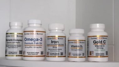 IRPEN, UKRAINE, 12 HAZİRAN 20222, California Gold Nutrition, Illustrative Editotial tarafından bir şişe D3 vitamini alan kişi