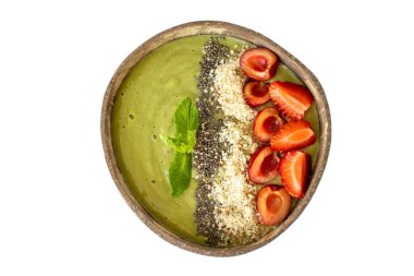 İzole edilmiş beyaz arka planda yeşil renkli meyve püresi. Buğday, chia tohumu, çilek, kiraz, nane, badem kırıntısı, muz