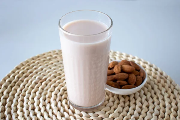 Lait Amande Dans Verre Aux Amandes Sur Tapis Jacinthe — Photo