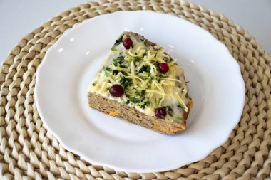 Beyaz tabakta karaciğer keki.