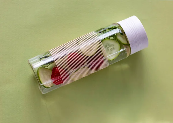 Bottle Refreshing Summer Water Infusion Cucumbers Strawberries —  Fotos de Stock