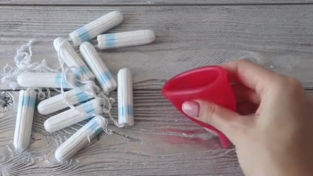 Dames Tampons Menstruatiecup Een Grijze Achtergrond Vergelijking Geen Afval Zorg — Stockvideo