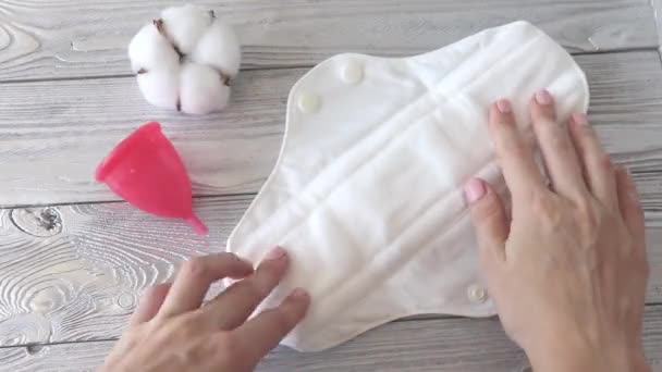 Een Herbruikbare Pad Menstruatiecup Een Vrouwenhanden Nul Afval Stop Plastic — Stockvideo