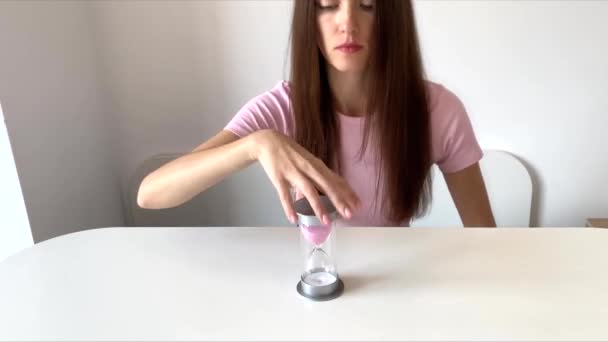 Woman Turns Hourglass Upside Quickly Goes Her Business — Vídeo de Stock