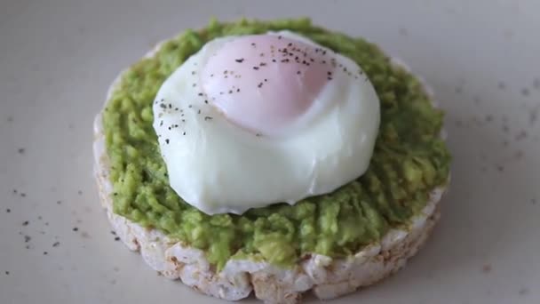 Τοστ Αυγό Ποσέ Και Αβοκάντο Υγιεινό Πρωινό Κυκλική Κίνηση — Αρχείο Βίντεο