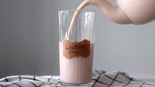 Een Theepot Giet Lactosevrije Melk Een Stan Plantaardige Melk Een — Stockvideo