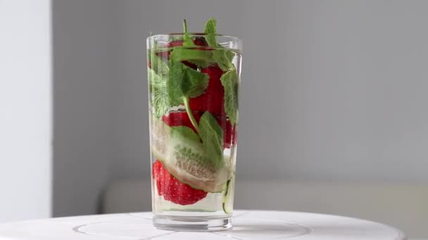 Infusion Cucumbers Mint Strawberries Glass Circular Motion — Vídeo de Stock