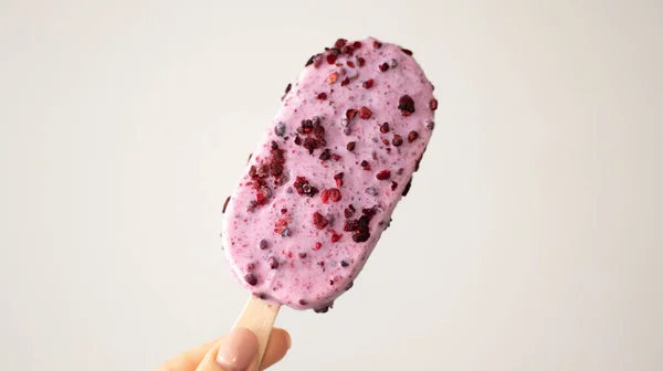 Lány Kezében Egy Rózsaszín Jégkrémet Tart Egy Pálcikán Szublimált Bogyókkal — Stock Fotó