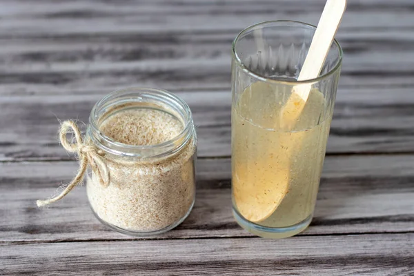 Psilyum bir muz kabuğudur. Bağırsakları temizlemek ve mikro florayı normalleştirmek için uygun bir diyete ek.