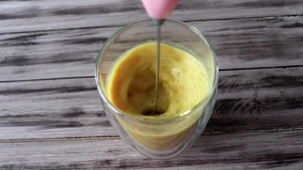 Preparazione Latte Dorato Con Curcuma Altre Spezie Con Schiuma Latte — Video Stock