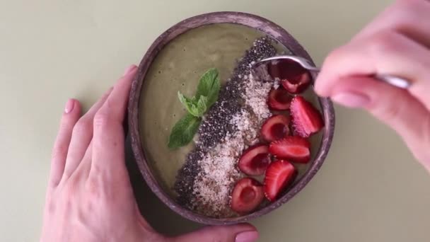 Bowl Green Berry Smoothie Made Wheat Germ Matcha Banana Breakfast — Wideo stockowe