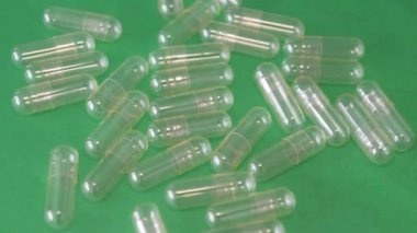 Yeşil arkaplanda boş bir kapsül.