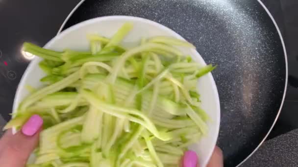 Vrouw Schuift Courgettegroenten Spaghetti Met Haar Hand Van Een Bord — Stockvideo