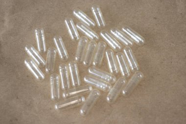 Bej rengi eski bir kağıt zemin üzerinde boş kapsül