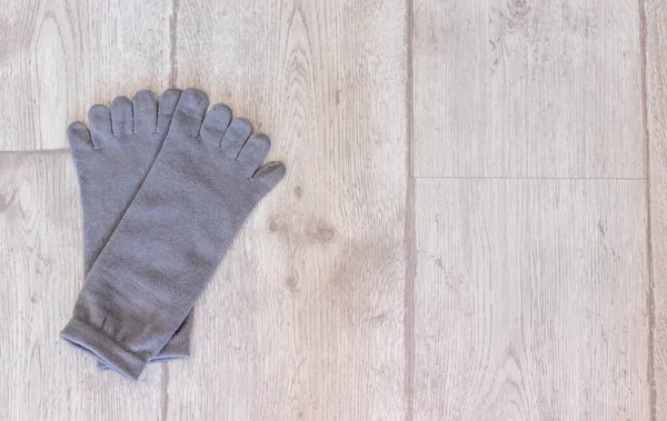 Grijze Sokken Met Vingers Een Houten Vloer Geschikt Voor Yoga — Stockfoto