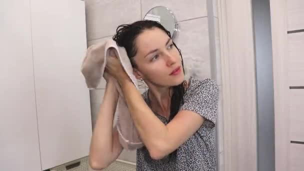Young Woman Dries Her Curly Hair Towel Procedure Washing Curly — Vídeos de Stock
