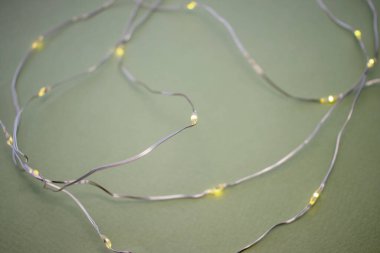 Yeşil arkaplanda çelenk var. Üst görünüm, düz görünüm ve kopyalama alanı. Seçici odak