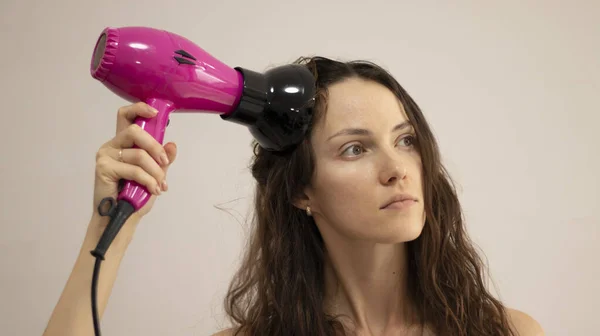 Woman Curly Hair Dries Her Hair Hair Dryer Diffuser Attachment — Fotografia de Stock