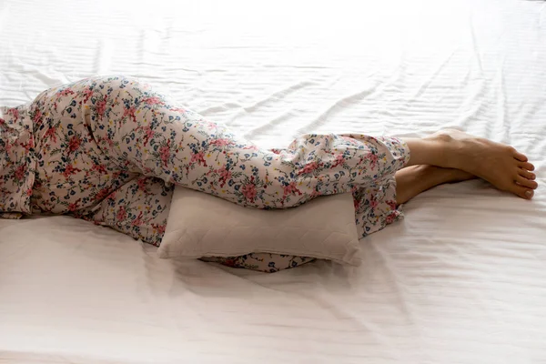 Leg Cushion Sleeping Knee Pain Orthopedic Pillow Legs Lying Woman — Zdjęcie stockowe