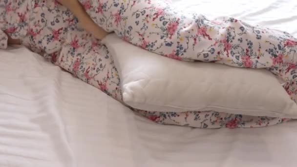 Leg Cushion Sleeping Knee Pain Orthopedic Pillow Legs Lying Woman — Stok video