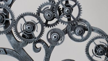 Gümüş renkli dişlilerden yapılmış Steampunk tarzı ağaç. Kapalı mekanda doğa fotoğraflarının mekanik seçimi