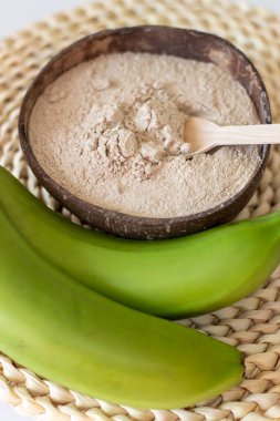 Yeşil muzdan yapılmış muz unu. Dikey fotoğraf