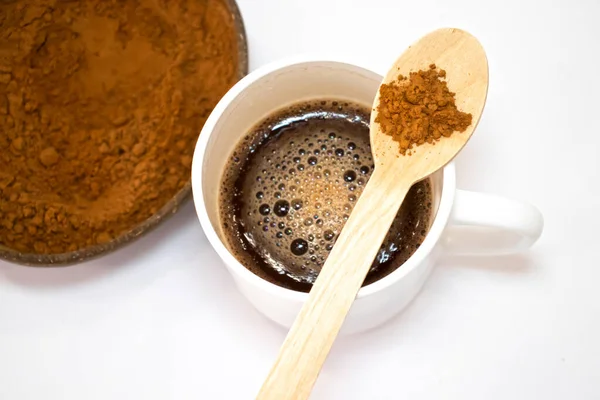 Johannisbrotpuder Teller Und Löffel Tasse Mit Heißem Johannisbrot Auf Hellem — Stockfoto