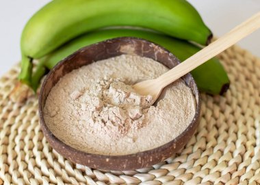Arkasında çiğ muz olan yeşil muz unu. Glütensiz un, mide sağlığı için bir prebiyotik.