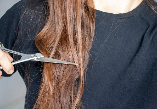 Mulher Com Tesoura Corta Cabelo Longo Bagunçado — Fotografia de Stock