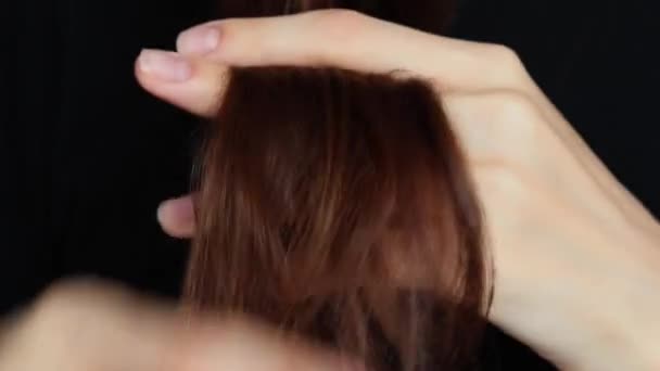 Γυναίκες Έχουν Προβλήματα Περιποίησης Μαλλιών Υγιής Έννοια Γυναίκα Χέρι Εκμετάλλευση — Αρχείο Βίντεο