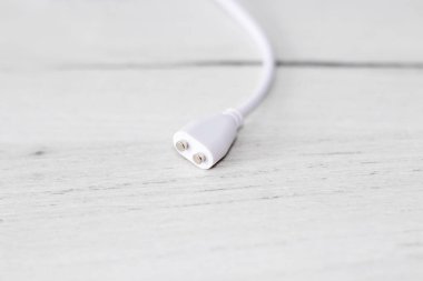 İki yuvarlak mıknatıslı beyaz kablo. Su geçirmez cihazlar için manyetik şarj cihazı