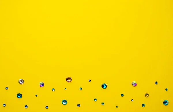 Kolorowe Kryształy Żółtym Tle Górne Zdjęcie Projekt Tekstu — Zdjęcie stockowe
