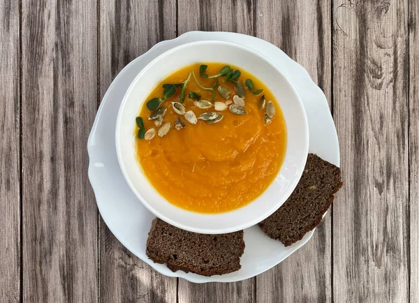 Sopa Abóbora Triturada Com Sementes Microgreens Uma Placa Branca Com — Fotografia de Stock