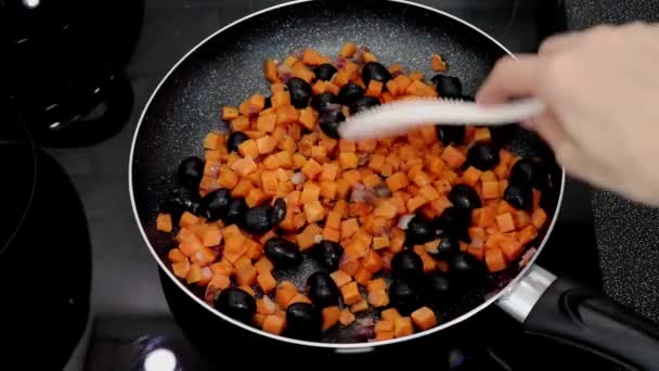 Cocinar Desayuno Con Batatas Caseras Aceitunas Cebolla Roja Una Sartén — Vídeo de stock