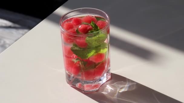 Limonade Met Munt Watermeloen Een Witte Achtergrond Met Een Mooie — Stockvideo