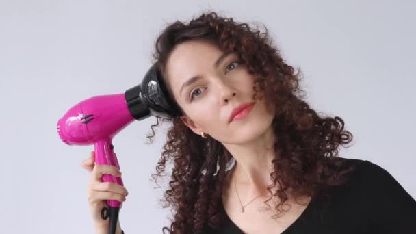 Femme Donne Une Coiffure Bouclée Concept Soins Capillaires Une Femme — Video