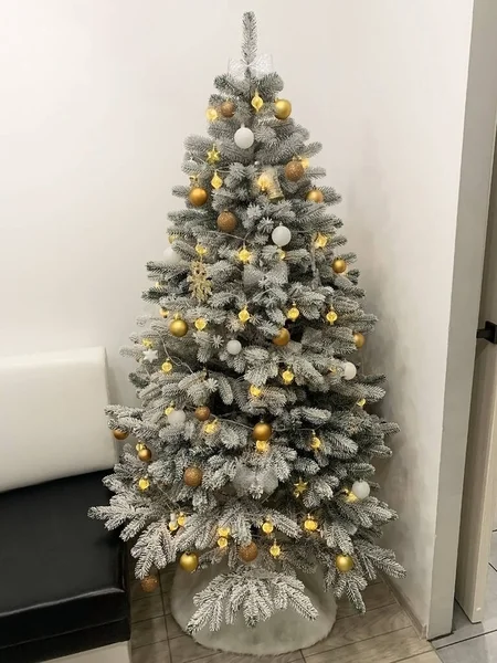 Süslü Bir Noel Ağacı Ile Süslü Bir Mekan — Stok fotoğraf
