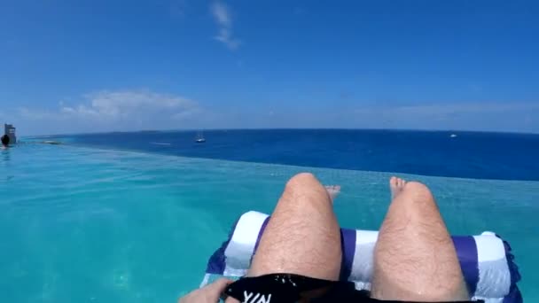 Muž Relaxující Bazénu Stock Video Chlápek Plovoucí Houpací Síti Nekonečném — Stock video