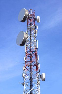 Gökyüzüne karşı kablosuz antenleri olan telekomünikasyon kuleleri. Televizyon kulesi ya da radyo kulesi.